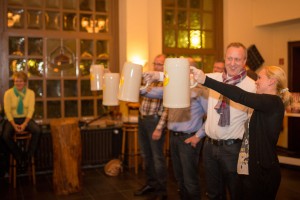 Menschen die Bierkrüge halten
